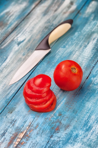 Foto prossimo piano di una fetta di pomodoro su tavola