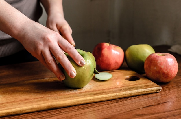 Photo close up on sliced apples on a wooden board