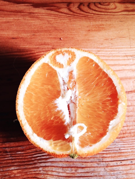 Photo close-up of sliced orange on table