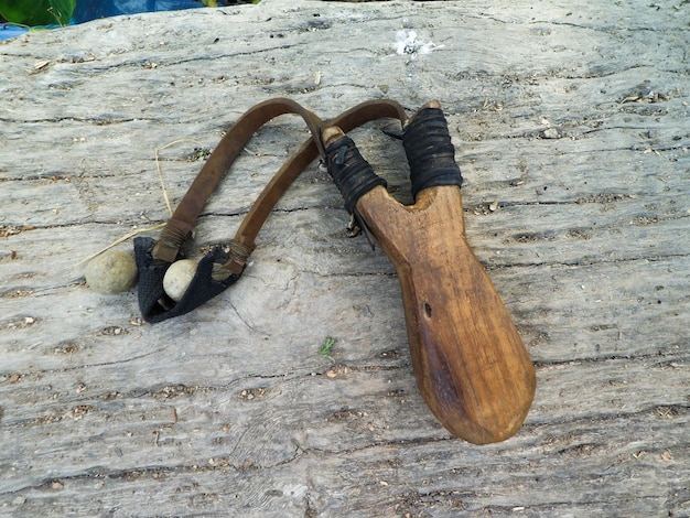 Photo close-up of slingshot on table