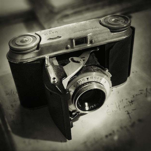 Photo close-up of a slr camera on table