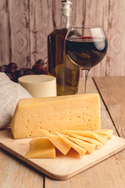 Foto close-up smakelijke kaas met een glas wijn