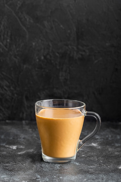 Foto close-up smakelijke koffiekopje met melk