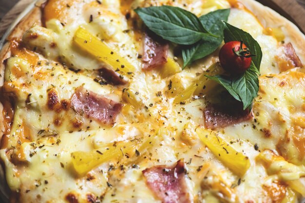 Close-up smakelijke pizza zelfgemaakte Italiaanse eetstijl, pizza kaas ham en ananas fruit