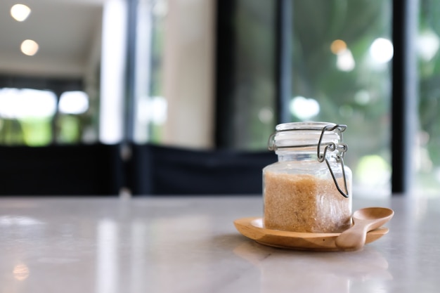 Foto chiuda in su di piccolo vaso di vetro di zucchero marrone