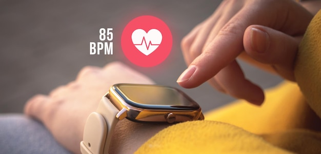 Photo close-up smart watch with heart rate icon, healthcare concept photo