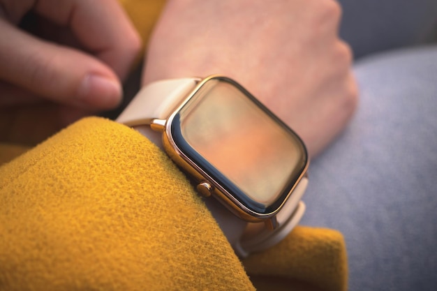 Photo close-up smart watch on woman hand, healthcare concept photo