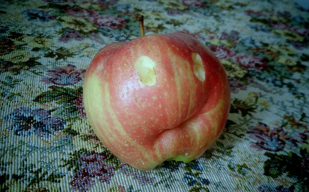 Photo close-up of smiley apple