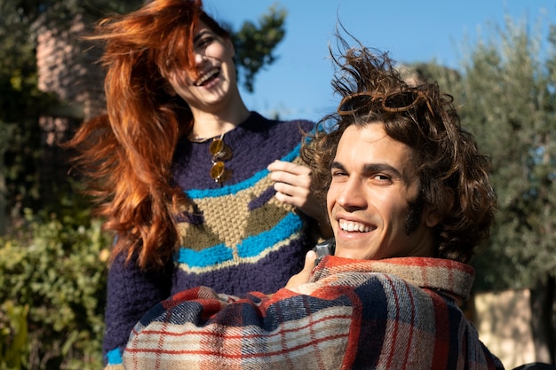 Photo close up smiley couple in nature