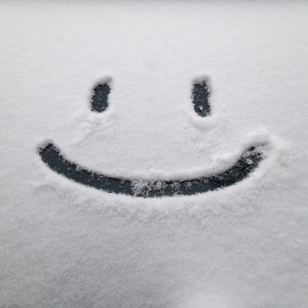 Photo close-up of smiley face on snow