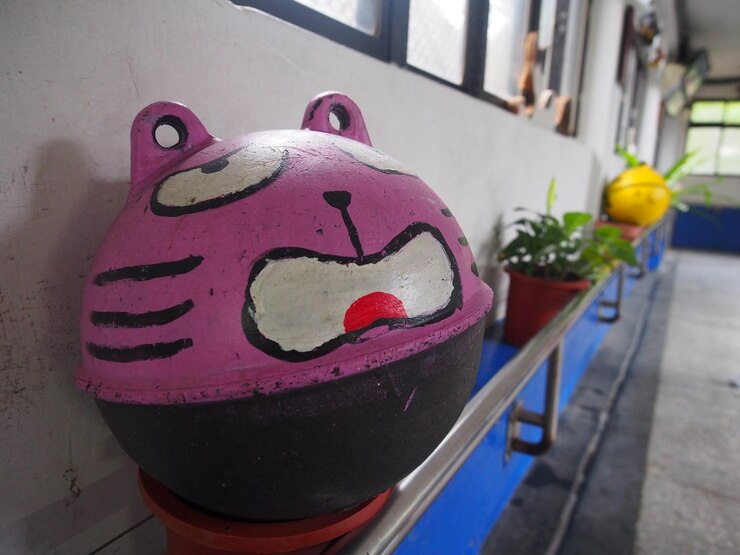 Photo close-up of smiley face on table