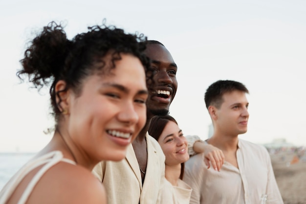 Foto chiudere gli amici sorridenti in spiaggia