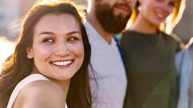 Foto amici sorridenti del primo piano insieme