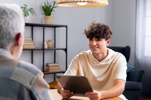 Foto close-up smiley jongen met tablet