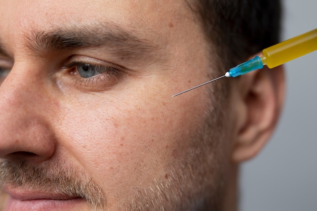 Photo close up smiley man getting prp injection