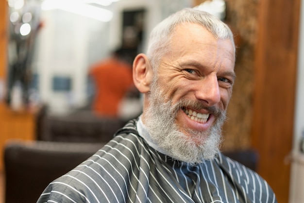 Photo close up smiley man at hairdresser shop