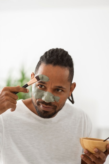 Photo close up smiley man holding brush