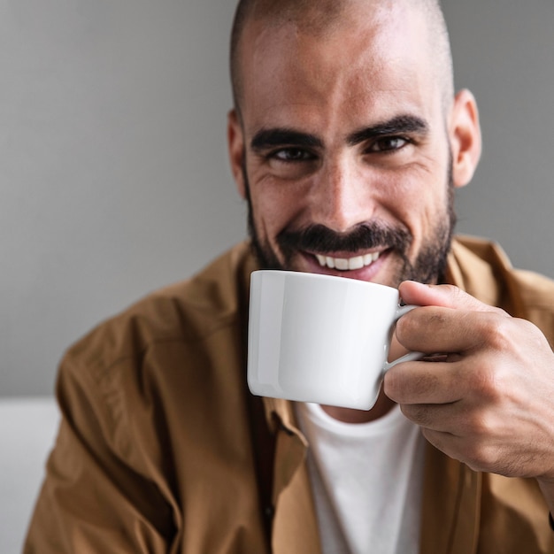 Close-up smiley man met beker