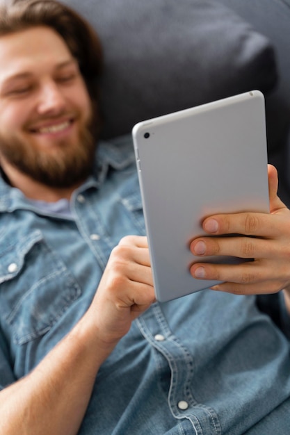 Foto close-up smiley man met tablet