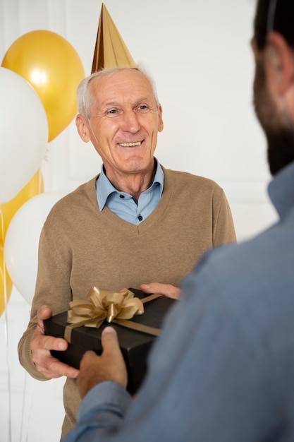 Photo close up smiley man receiving gift