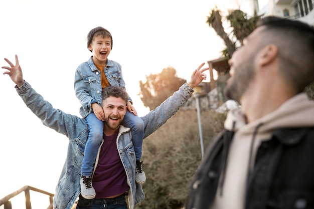 Foto genitori e bambino sorridenti da vicino