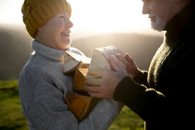 Photo close up smiley senior people in nature