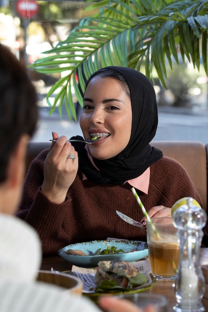 Photo close up smiley woman eating