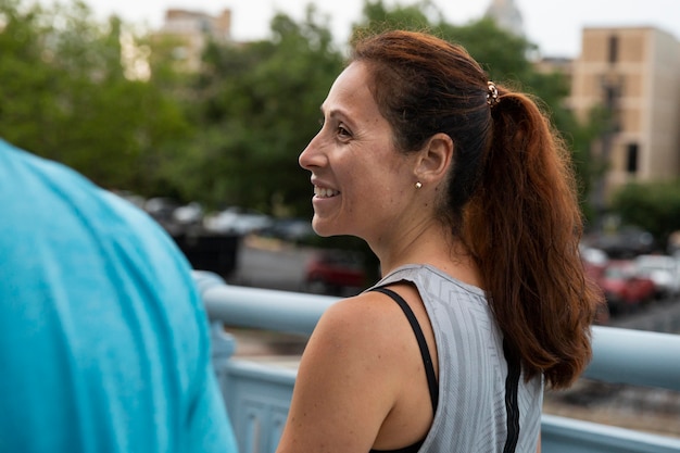 Photo close up smiley woman outdoors