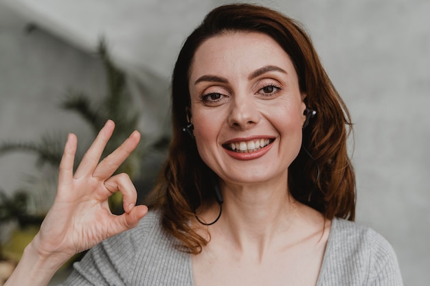 Photo close-up smiley woman showing approval