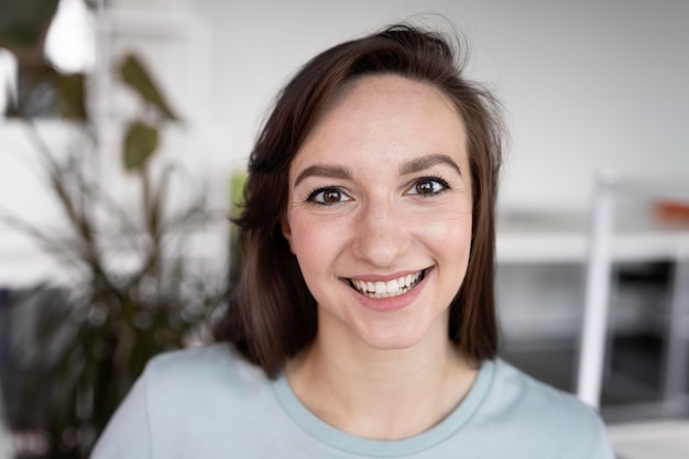 Photo close up smiley woman at work