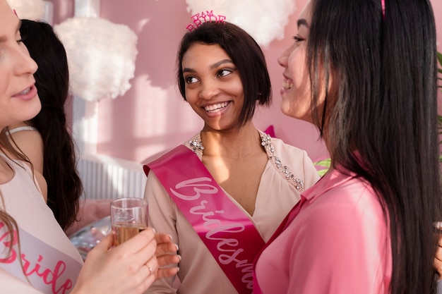 Foto chiuda in su donne sorridenti alla festa