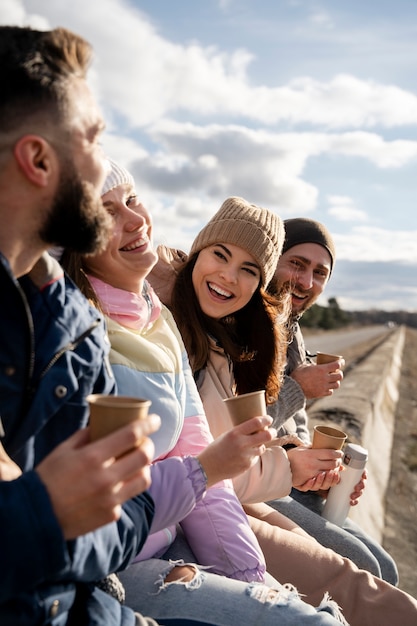 Foto close-up smileyvrienden met drankjes