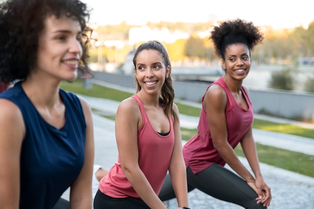 Foto close-up smileyvrouwen die samen trainen