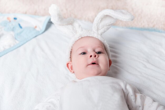 Chiuda sul bambino sorridente in un vestito del coniglio