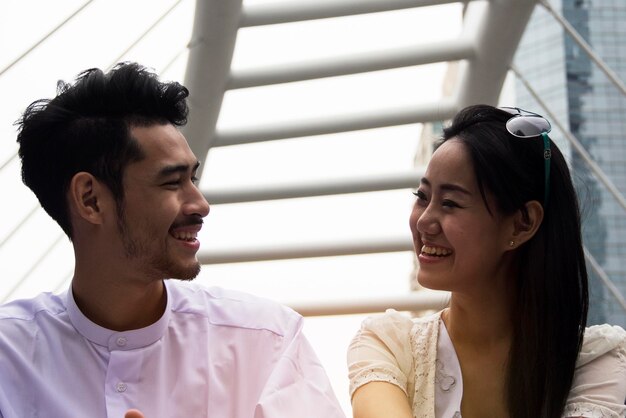 Photo close-up of smiling friends against building