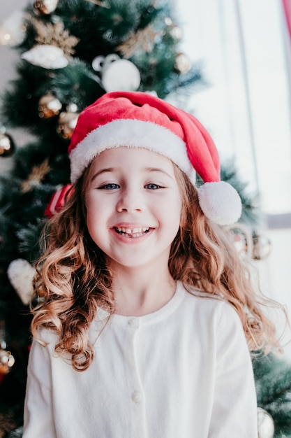 クリスマスに家で微笑む女の子のクローズアップ