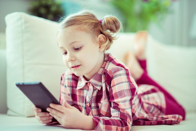 Photo close-up of smiling girl using mobile phone