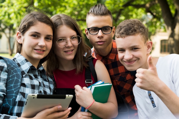 Chiuda in su di amici adolescenti sorridenti