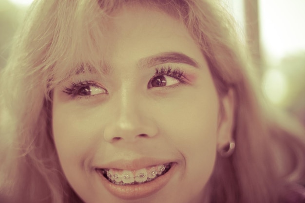 Photo close-up of smiling teenage girl looking away