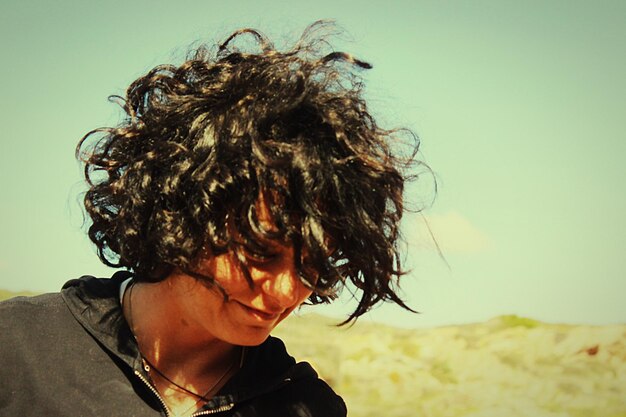 Photo close-up of smiling woman against sky