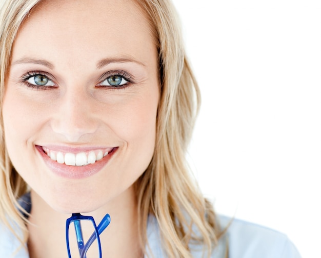 Foto primo piano di una donna sorridente che tiene i vetri guardando il camer