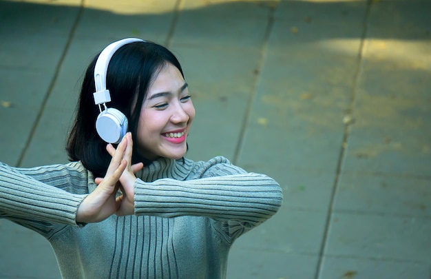 음악을 듣는 웃는 여자의 클로즈업.