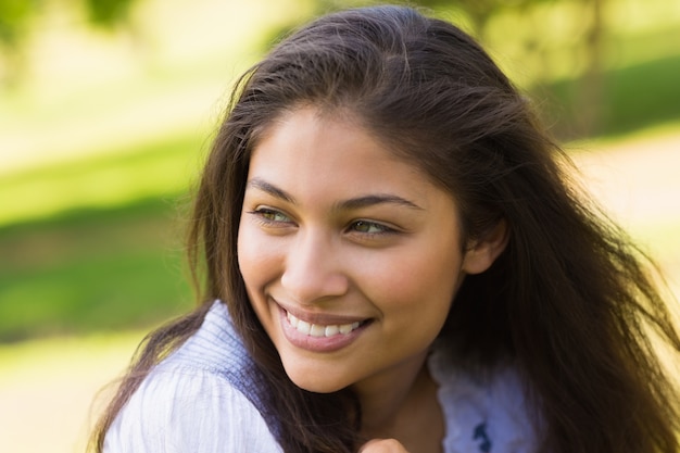 Photo close-up of a smiling woman looking away in park