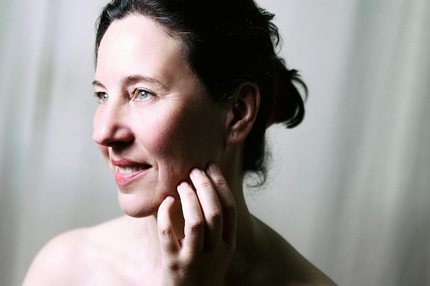 Photo close-up of smiling woman looking away