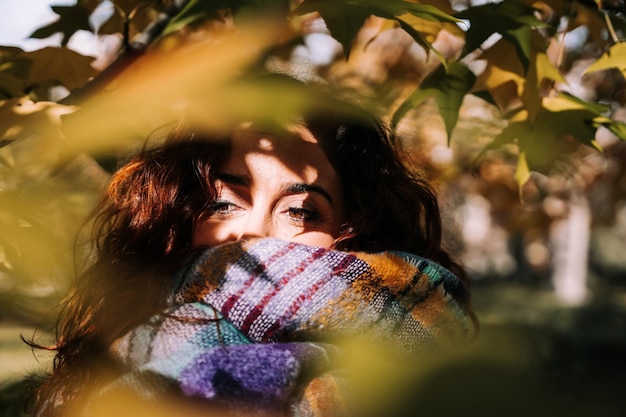 Photo close-up of smiling woman standing amidst plants