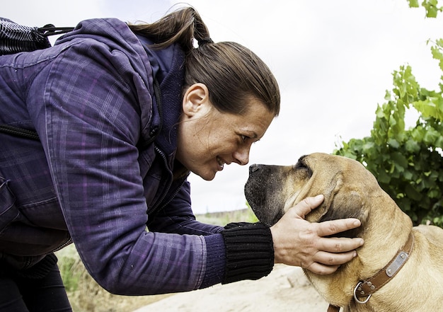 Photo close-up of smiling woman with dog