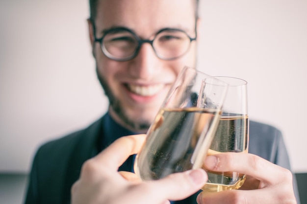 Foto close-up di un giovane sorridente con un drink in mano