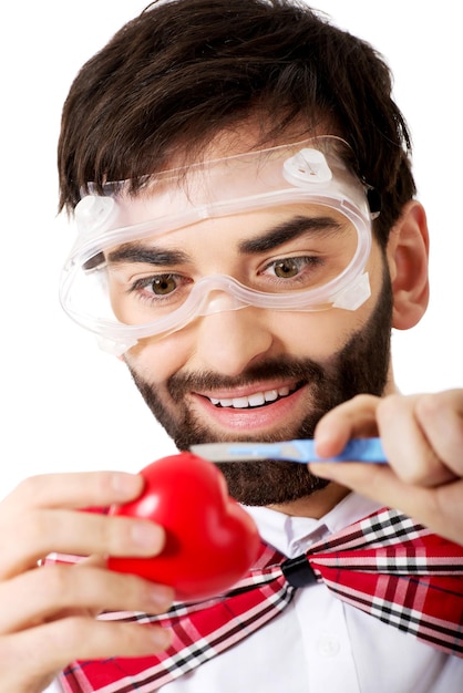 Foto close-up di un giovane sorridente in forma di cuore su uno sfondo bianco