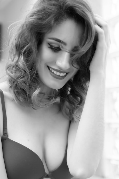 Foto close-up di una giovane donna sorridente a casa