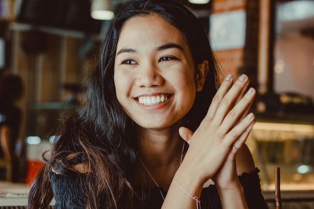 Foto close-up di una giovane donna sorridente